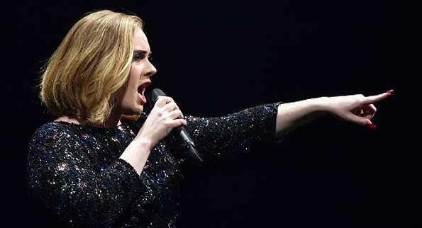 ¡Beso a beso! Adele le dio un piquito a un fan arriba del escenario (+ video)